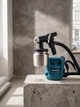 Краскопульт Makita AH1000L 1000 Вт электрический пневматический распылитель краски 220 В бак 0.9 л производительность 0.55 л мин сопло 2.5 мм вязкость 80 DIN с регулировкой подачи материала ширины факела компрессором шлангом для покраски лакировки бытовых - изображение 3