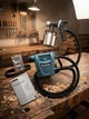 Краскопульт Makita AH1000L 1000 Вт электрический пневматический распылитель краски 220 В бак 0.9 л производительность 0.55 л мин сопло 2.5 мм вязкость 80 DIN с регулировкой подачи материала ширины факела компрессором шлангом для покраски лакировки бытовых - изображение 6