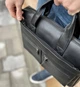 Чоловічий шкіряний портфель для ноутбука та документів чоловіча шкіряна сумка на плече чорний ОВ-1177 - изображение 5