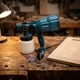 Краскопульт электрический Makita AH550L 650 Вт распылитель 550 мл/мин сетевой 220 В бак 800 мл пульверизатор с соплами 2 2,5 3 мм для покраски стен мебели дверей дерева металла заборов ремонта - изображение 4