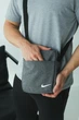 Повседневная барсетка светло-серый меланж Nike белое лого через плечо молодежная стильная городская сумка мессенджер для мужчин и подростков - изображение 1