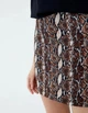 Юбка Pull & Bear Ж1065732 короткая прямого кроя змеиный принт animal print коричневый цвет размер S летняя модель 97% хлопок 3% эластан - изображение 3