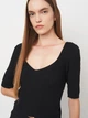 Топ женский Stradivarius 5065045001 черный размер L с V-образным вырезом приталенный крой ткань в рубчик однотонный вискоза полиэстер - изображение 4