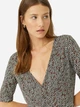 Платье женское летнее Stradivarius с запахом мини комбинированного цвета с короткими рукавами и расклешенным силуэтом размер S - изображение 4