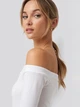 Блуза NA-KD 1579-000098-4070 Білий колір відкриті плечі off-shoulder довгий рукав обтислий крій однотонна Розмір S - зображення 4