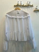 Жіноча шифонова блуза з рюшами квітковою вишивкою та зав’язкою Modna KAZKA MKAR35297\5 - 42/44, Білий - зображення 6