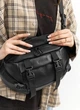Женская большая кожаная поясная сумка-бананка Sambag DynamicDart черная вместительная городская сумка на пояс 51905 - изображение 12