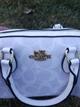 Жіноча біла сумка Coach Micro Bennett Satchel in Signature Canvas з брелоком «Вишеньки». сумка коач з фірмовим візерунком C - изображение 9