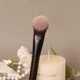 Кисть для румян REVERSE Sandalwood T65 с наклонными ворсинками, мягкая и удобная для нанесения жидких румян, кремового хайлайтера и других румян. - изображение 4