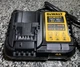 Зарядний пристрій DeWALT DCB1104 - зображення 5
