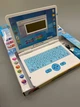 Ноутбук знаний WToys озвучивание на украинском и английском языке алфавит цифры скороговорки сказки песни загадки викторина (73693) - изображение 3