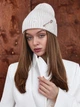 Трендовая вязаная шапка рванка с рваным декором и булавкой JOY KNIT белая - изображение 1