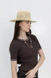 Шляпа Федора женская D.Hats из рафия с цепью золото с сердцами светло бежевая - изображение 5