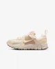 Кросівки жіночі Nike Vomero 5 Gs 37.5 Світло-кремовий HF6998-106 - зображення 1