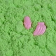 Кинетический песок Strateg Magic Sand зелёный 350 г в прозрачном ведёрке с формочками 2 шт, 3+ - изображение 2