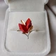 Серебряное кольцо 925 пробы с золотыми пластинами 375 пробы с кораллом 17,5 размер - изображение 1