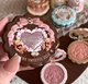 Рум'яна Flower Knows The Sweetie Bear Silk Satin Blush у відтінку 04 Berry Parfait - зображення 3