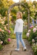 Кофта белая с рюшами на плечах и принтом девочки с котенком Kiddo белый 122 см - изображение 2