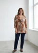 Блузка футболка женская плиссе в абстрактный принт M.Collection Коричневая 16795 2XL (укр 52-54) - изображение 3