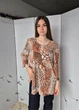 Блузка футболка женская плиссе в абстрактный принт M.Collection Коричневая 16795 2XL (укр 52-54) - изображение 8