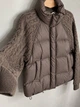 Куртка жіноча YZY 30790 oversize з в’язаними рукавами демісезонна one size коричнева - зображення 4