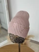 Трендовая вязаная шапка рванка с рваным декором и булавкой JOY KNIT светло-розовая - изображение 2