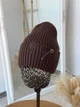Трендовая вязаная шапка рванка с рваным декором и булавкой JOY KNIT светло-коричнева - изображение 2