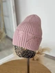 Трендовая вязаная шапка рванка с рваным декором и булавкой JOY KNIT розовая - изображение 2