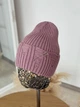 Трендовая вязаная шапка рванка с рваным декором и булавкой JOY KNIT лиловый - изображение 2