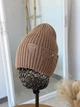 Трендовая вязаная шапка рванка с рваным декором и булавкой JOY KNIT бежевая - изображение 2