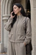 Бомбер жіночий костюмний прямого крою з коміром-стійкою Seventeen PreFall 26 бежевий S-M 2450.6830 - изображение 2