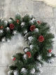 Штучна ялинкова гілка Снігова королева з блискучими червоними шишками та червоною калиною 2.8 м, Пишна хвойна гірлянда з ПВХ-гілками з білими кінчиками для каміна, вікон і столу, Новорічний декор для святкового оформлення дому, Зелена - изображение 2