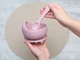 Детский набор силиконовой посуды на присосках из 4 предметов: нагрудник с застежкой, глубокая тарелка, силиконовая ложка, чашка-непроливайка с трубочкой. Безопасная посуда для малышей Пудра - изображение 4