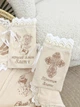 Крестильный комплект с крыжмой Family Tradition муслин с вышивкой и кружевом 100х100 см бежевый Злата - изображение 3
