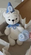 BABY BOX для новонанародженого немовля, Ведмедик білий з блакитним ковпачком для щомісячних фото з ковпачком 12 місяців, плюшева пряжа - зображення 1