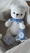 BABY BOX для новонанародженого немовля, Ведмедик білий з блакитним ковпачком для щомісячних фото з ковпачком 12 місяців, плюшева пряжа - зображення 4