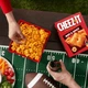 Снеки Cheez-It Hot and Spicy Cheese Crackers 351г - изображение 6
