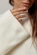 В’язаний джемпер oversize з широкими рукавами - білий колір, ONE SIZE - зображення 4