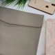 Папка-конверт для документов А4 из экокожи на магните 33x24 см Серо-бежевая - изображение 9