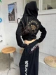 Женское укороченное худи с капюшоном Gothic Letters, черное с золотым принтом, L - изображение 6