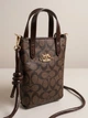 Женская мини сумка Coach для телефона, кроссбоди через плечо - изображение 7