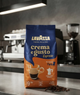Зернова кава Lavazza Crema e Gusto Forte Espresso 1010 г купаж арабіки робусти темне обсмажування насичена міцна ароматна з шоколадними пряними нотками щільною кремою для кавомашини еспресо американо капучино лате - зображення 6