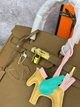 Жіноча сумка Hermès Birkin 30 30*26*14 см Gold коричнево-гірчична (Gold/Camel) з золотою фурнітурою та підвіскою-конячкою. - изображение 9