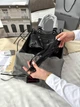 Жіноча сумка Balenciaga Le City Bag 24*17*11 см чорного кольору з жатої глянцевої шкіри з темною металевою фурнітурою, плетеними ручками та довгими шкіряними шнурками. - изображение 3