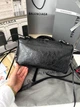 Жіноча сумка Balenciaga Le City Bag 24*17*11 см чорного кольору з жатої глянцевої шкіри з темною металевою фурнітурою, плетеними ручками та довгими шкіряними шнурками. - изображение 4