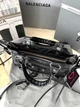 Жіноча сумка Balenciaga Le City Bag 24*17*11 см чорного кольору з жатої глянцевої шкіри з темною металевою фурнітурою, плетеними ручками та довгими шкіряними шнурками. - изображение 6