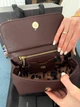 Жіноча сумка Dolce & Gabbana Miss Sicily Bag 20*14*9 см глибокого бордового кольору (марсала/бордо) з тисненої шкіри Dauphine зі золотистою фурнітурою та двоколірною фірмовою пластиною Dolce & Gabbana. - изображение 7