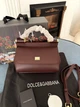 Жіноча сумка Dolce & Gabbana Miss Sicily Bag 20*14*9 см глибокого бордового кольору (марсала/бордо) з тисненої шкіри Dauphine зі золотистою фурнітурою та двоколірною фірмовою пластиною Dolce & Gabbana. - изображение 11