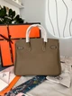 Жіноча сумка Hermès Birkin 30 30*26*14 cм сіро-оливкова (Etoupe/Olive) зі сріблястою фурнітурою, підвіскою-конячкою та шовковою хусткою. - зображення 9