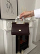 Жіноча сумка Dolce & Gabbana Miss Sicily Bag 19*12*6,5 см глибокого бордового кольору (марсала/бордо) з тисненої шкіри Dauphine зі золотистою фурнітурою та двоколірною фірмовою пластиною Dolce & Gabbana. - изображение 2